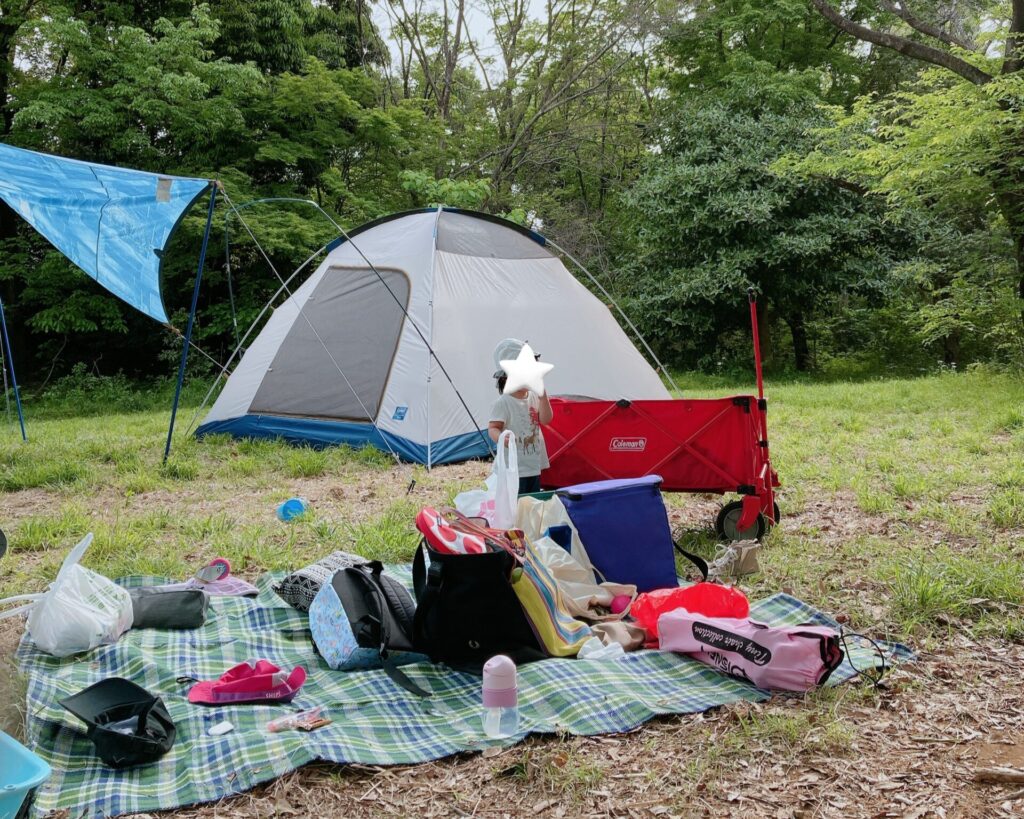 公園でアウトドア キャンプ テント